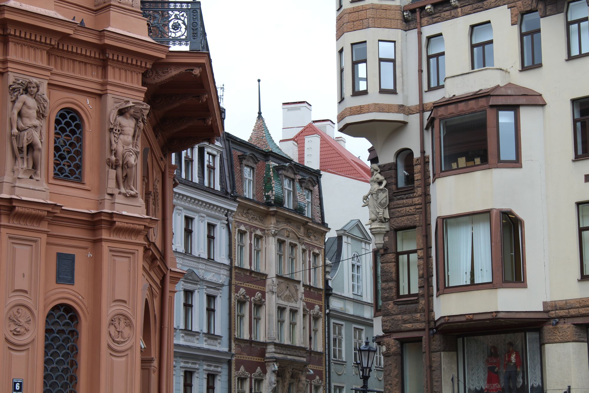Gasse mit historischen Altbauten in der Rigaer Altstadt