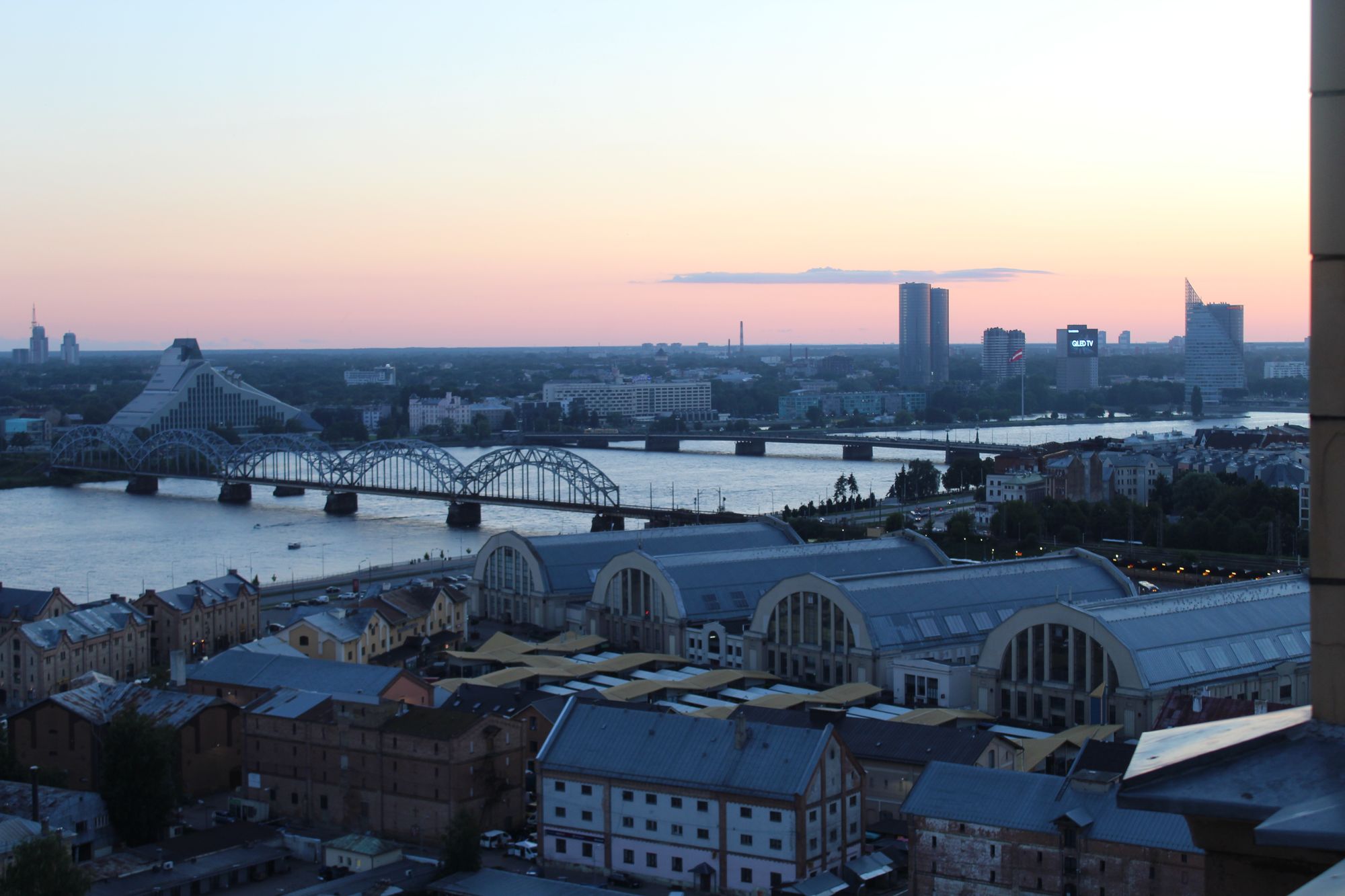 Blick bei Sonnenuntergang auf Riga und die Zeppelin-Markthallen
