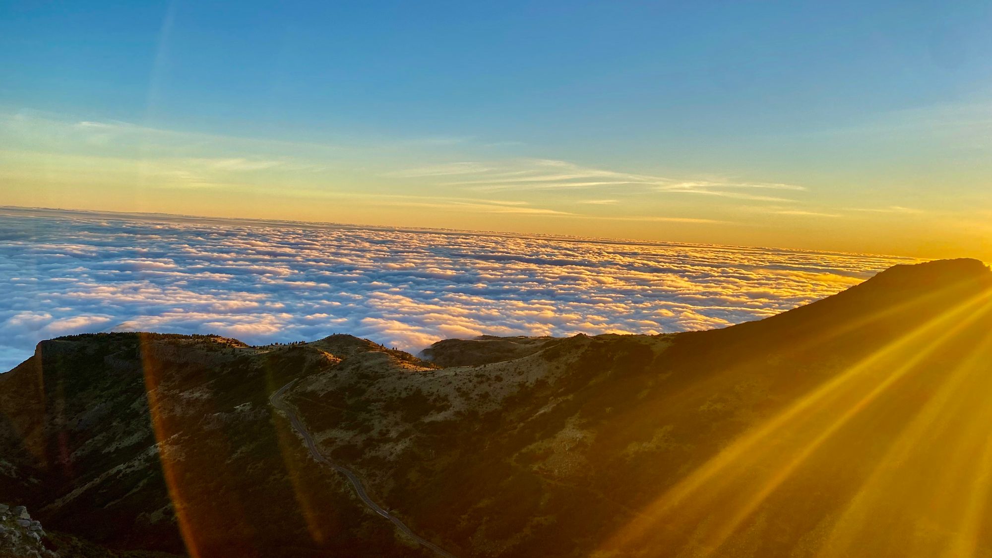 Sonnenuntergang auf dem Pico do Arierio ueber den Wolken