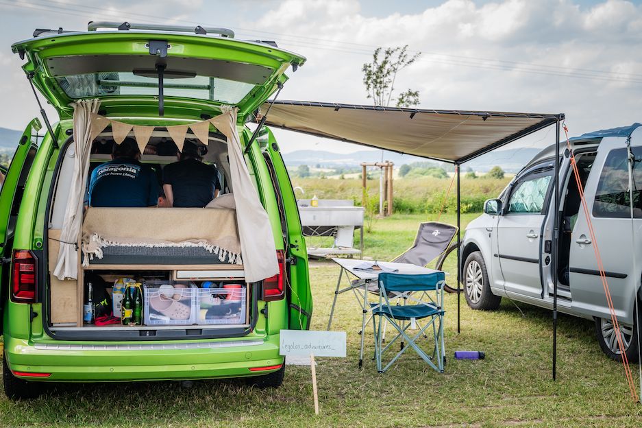 Foto von ausgebautem Caddy mit Vorzelt.