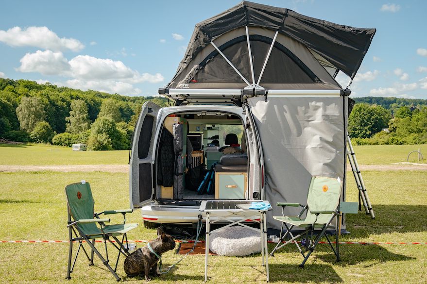 Foto von ausgebautem Caddy mit Dach- und Vorzelt. 