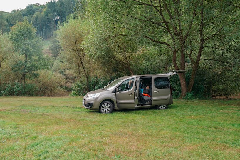 Minicamper auf einer Wiese.