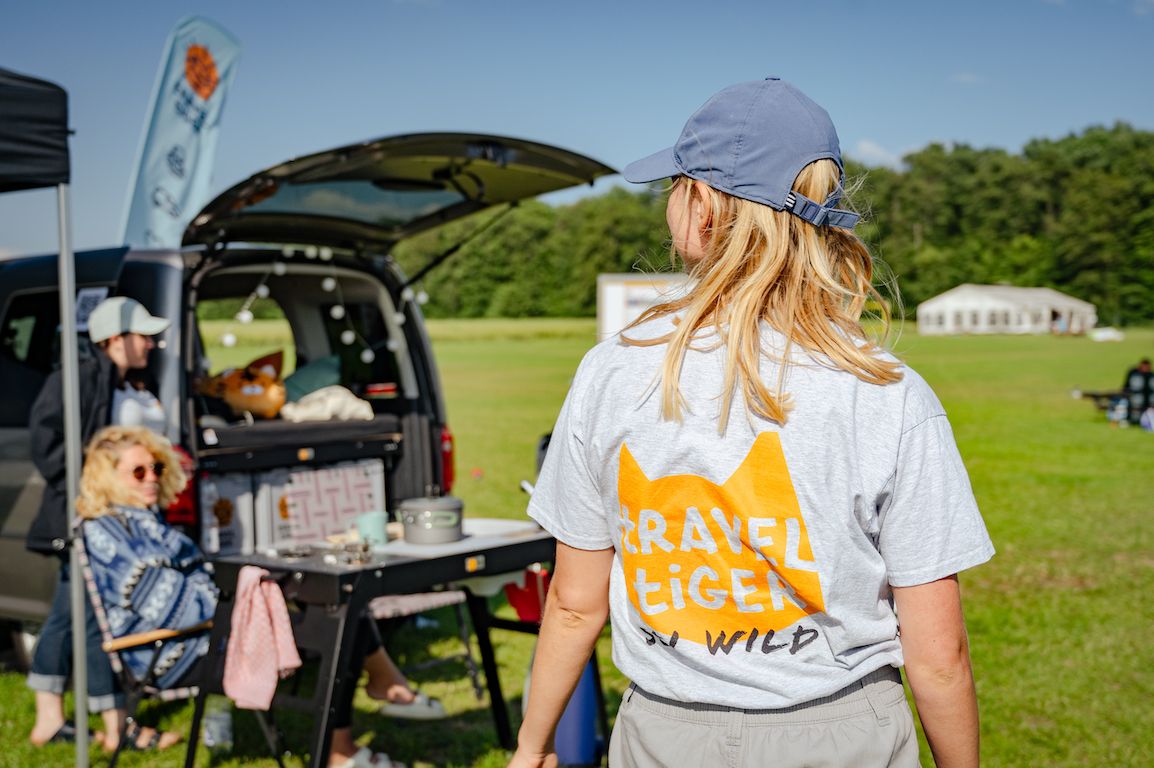 Rückenporträt von Marie vor dem Caddy aufm dem Caddyroamersfestival. 