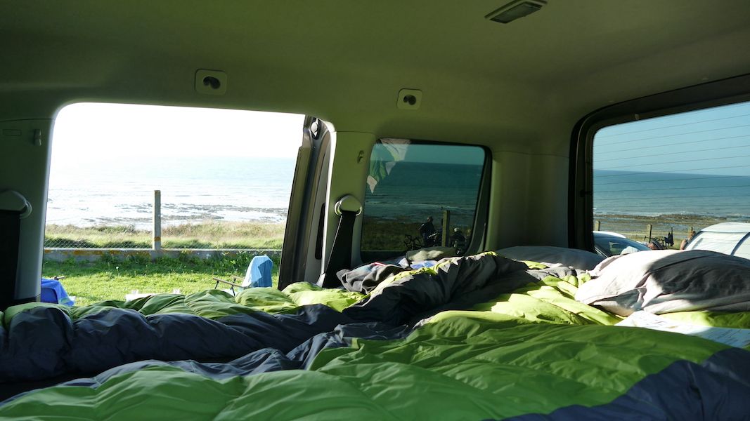 Bild von Campingbett mit Schlafsack im Caddy. 