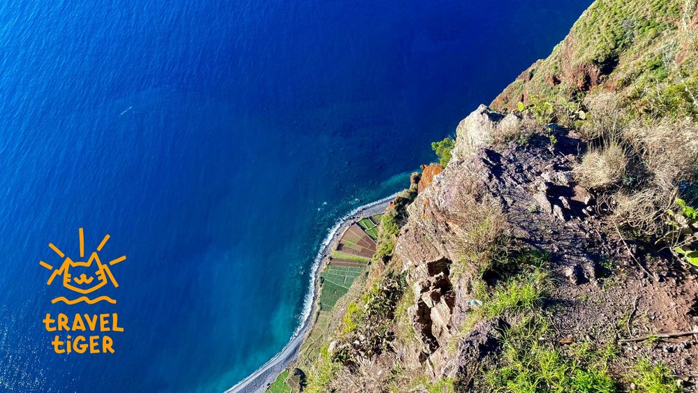 Madeira aus der Vogelperspektive: blaues Meer und grüne Hügel.