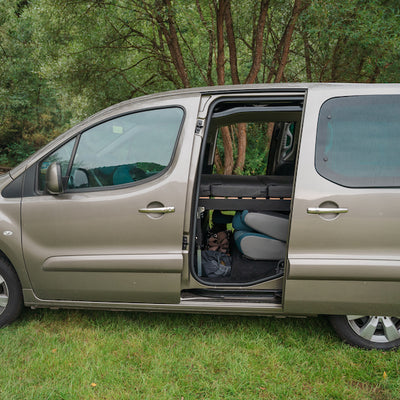 Seitliche Berlingo Aufnahme mit offener Schiebetür.