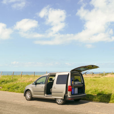 VW Caddy am Straßenrand