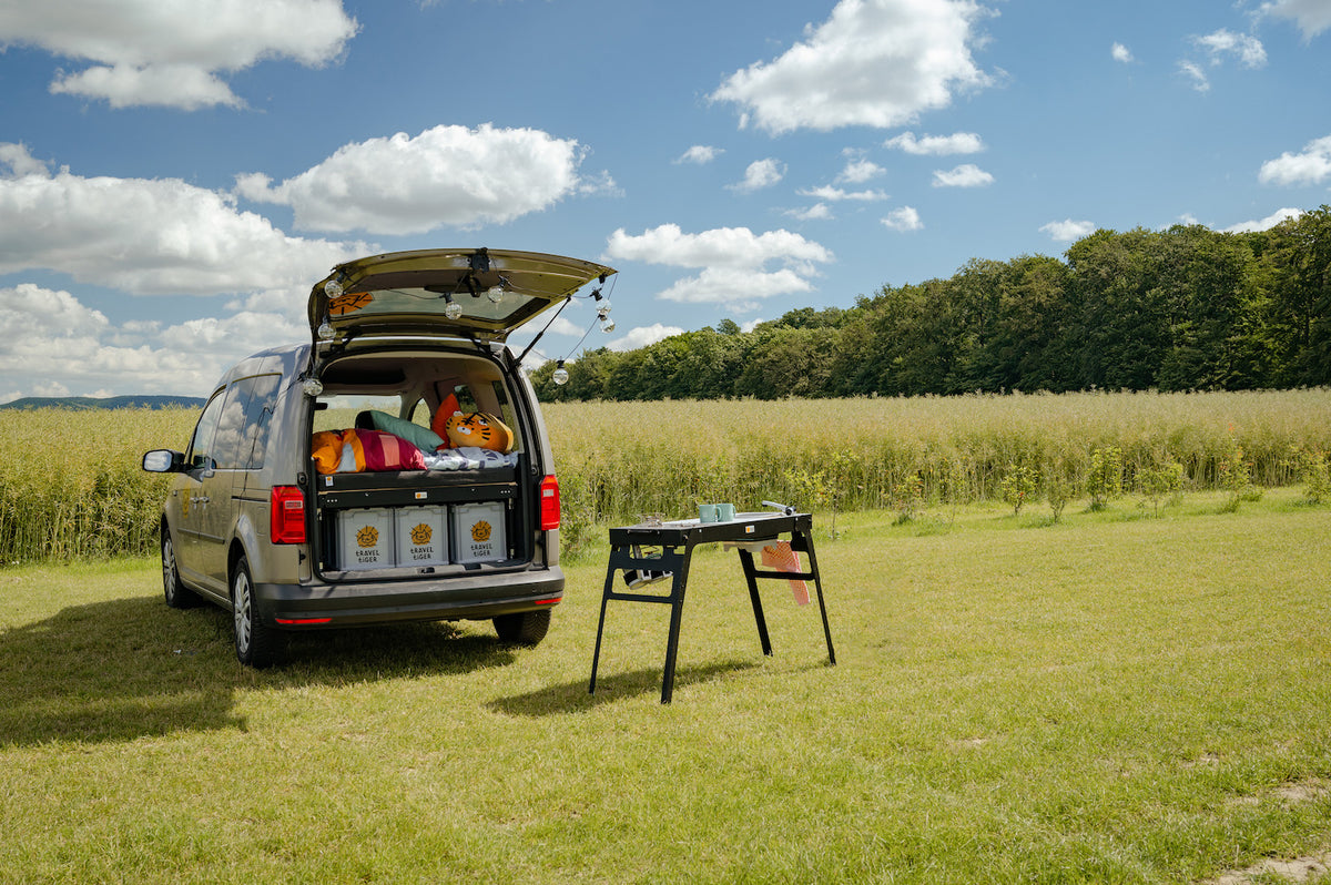 Moodbild vom Campingbett und Küche im Caddy.