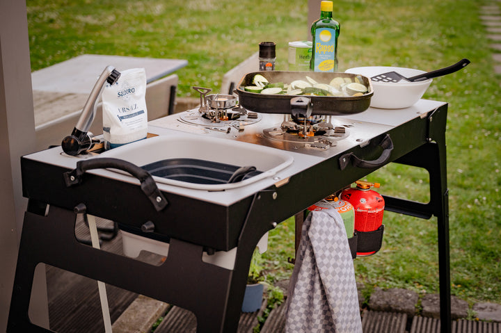 Moodbild: Campingküche kommt beim Grillen im Garten zum Einsatz.