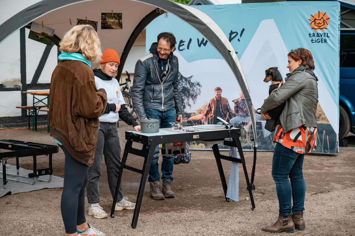 Moodbild von Campingküche auf der Outdoormesse. 