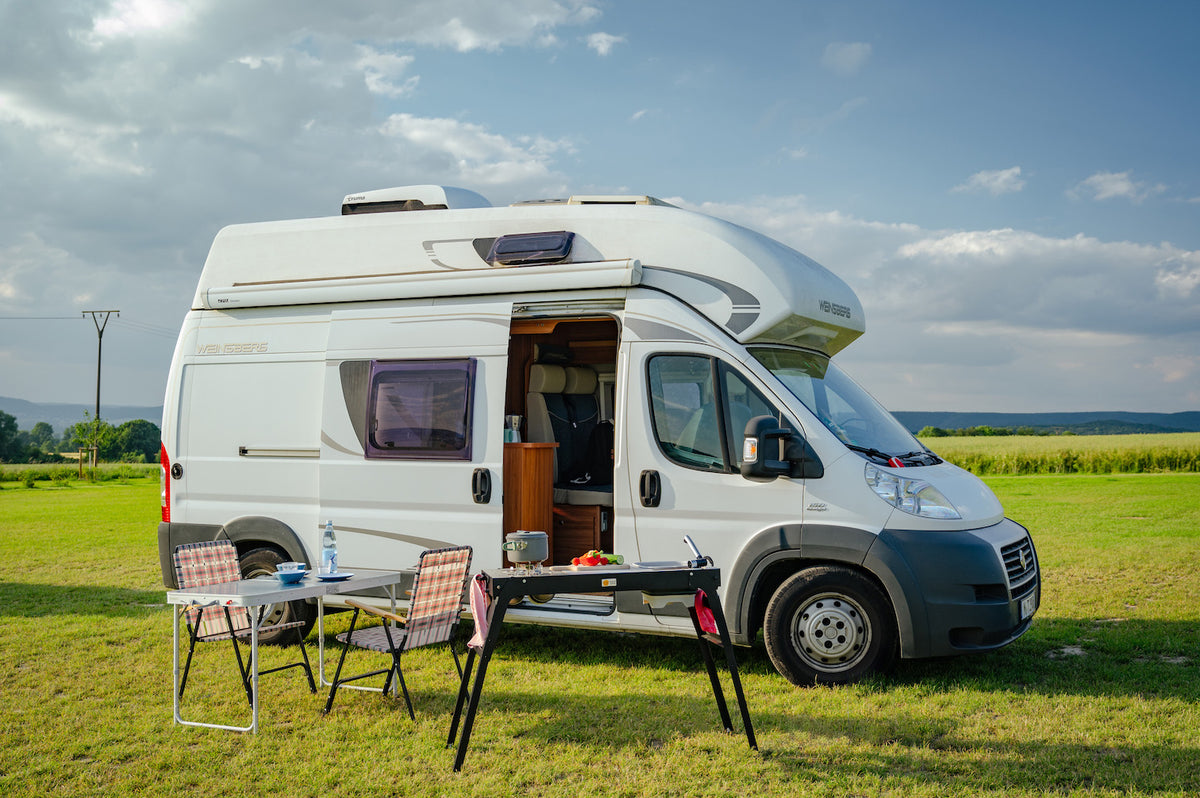 Moodbild Campingküche vor Camper. 